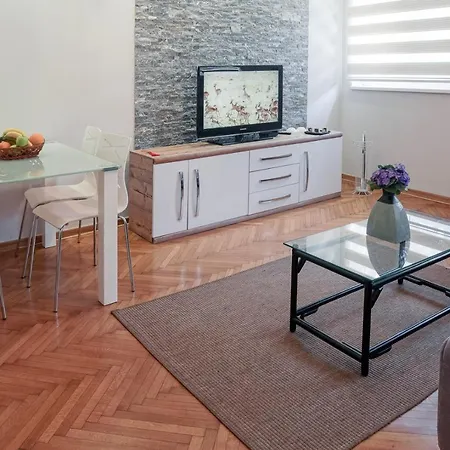 Palace Apartment *